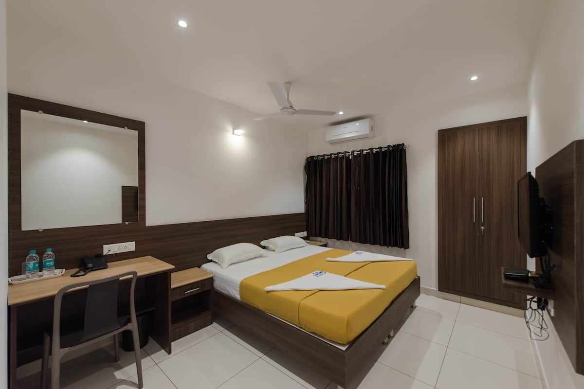 Deluxe Room | Desk, rollaway beds, bed sheets