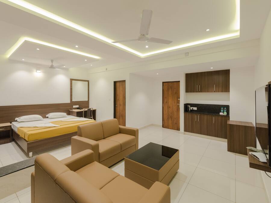 Luxury Suite | Desk, rollaway beds, bed sheets