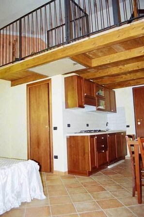 Een koelkast, een kookplaat, een espressoapparaat, een blender