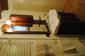 Een douche, een regendouche, gratis toiletartikelen, een haardroger