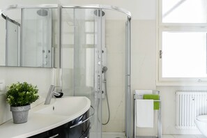 Apartment, 3 Schlafzimmer | Badezimmer | Badewanne und Dusche (separat), Haartrockner, Bidet, Handtücher