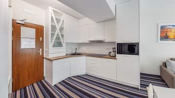 Deluxe Apartment, Sea View (423) | Private kitchenette | Fridge, stovetop, electric kettle, cookware/dishes/utensils