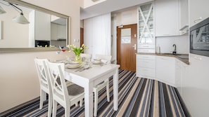 Deluxe Apartment, Sea View (423) | Private kitchenette