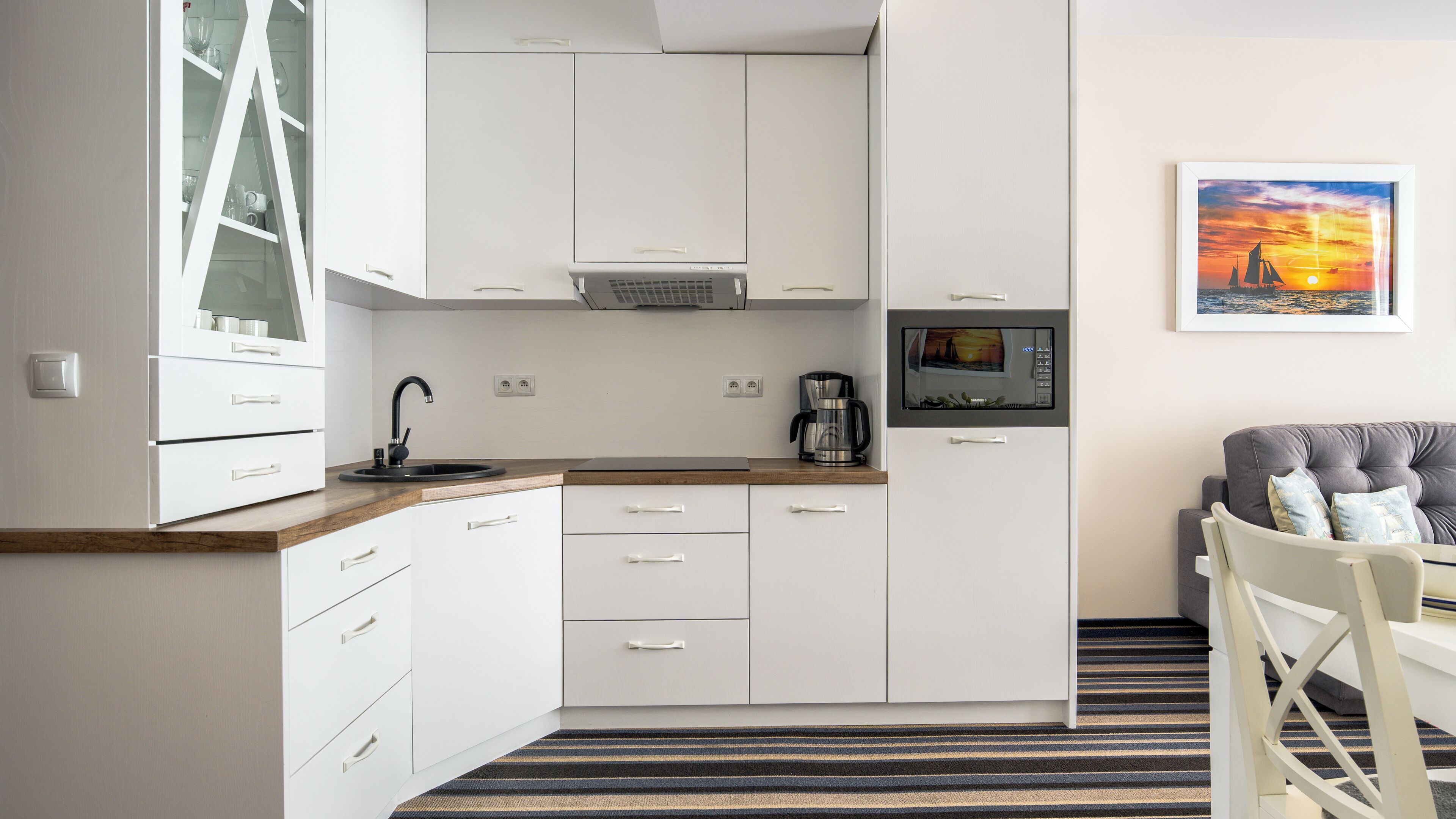 Refrigerador, placa de cocina, tetera/pava eléctrica