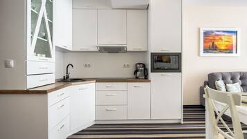 Refrigerador, placa de cocina, tetera/pava eléctrica