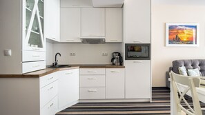 Appartement Deluxe, vue mer (423) | Coin cuisine privé | Réfrigérateur, plaque de cuisson, bouilloire électrique