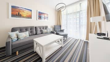 Apartamento Deluxe, vistas al mar (423) | Zona de estar | Una televisión de pantalla plana