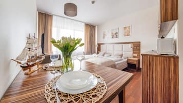 Studio, Balcony (208) | Living area | Flat-screen TV