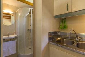 Bungalow, 2 makuuhuonetta (4 pax) | Yksityinen keittiö | Jääkaappi, mikroaaltouuni, liesi, kahvin-/teenkeitin