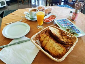 Colazione a pagamento, servita tutte le mattine 