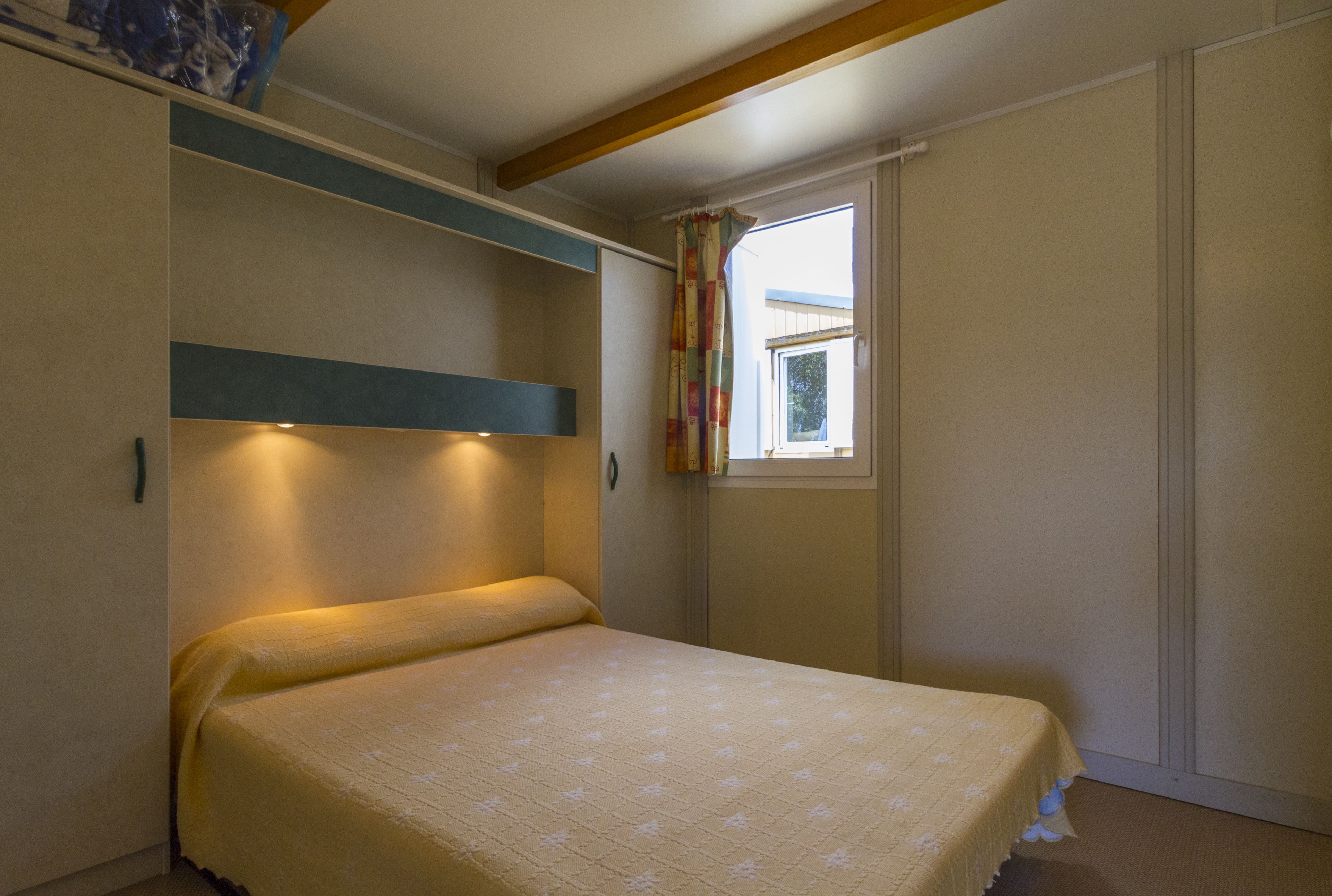 Blackout curtains, free cots/infant beds, free WiFi, bed sheets