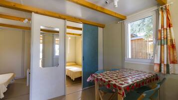 Bungalow, 2 chambres (4 pax) | Salle de séjour | Télévision à écran plat