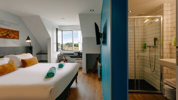 Rom – comfort | Sengetøy av topp kvalitet, individuelt dekorert og skrivebord