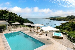 Piscine extérieure, parasols de plage, chaises longues