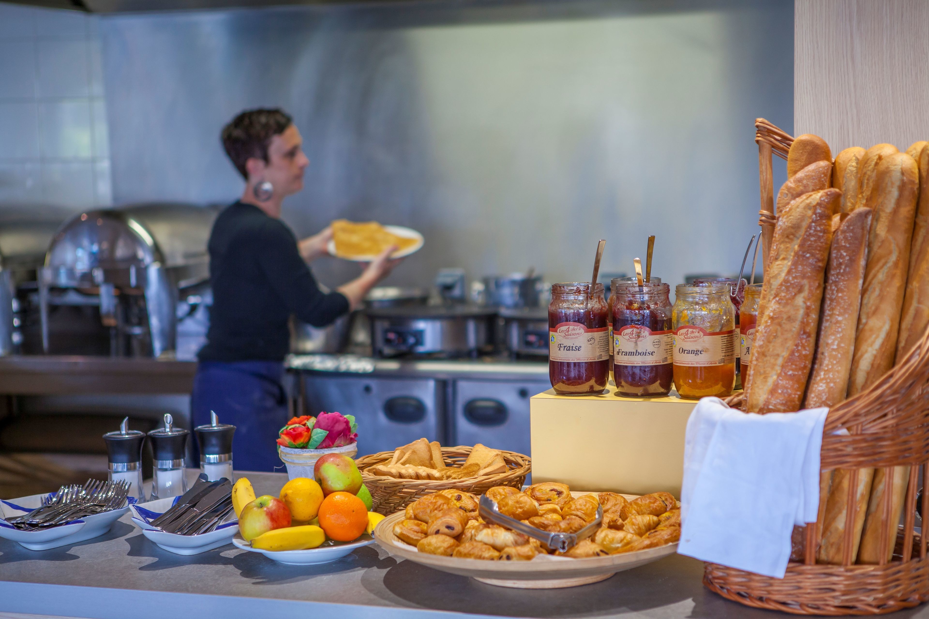 Ein reichhaltiges Buffet mit verschiedenen Speisen und Beilagen.