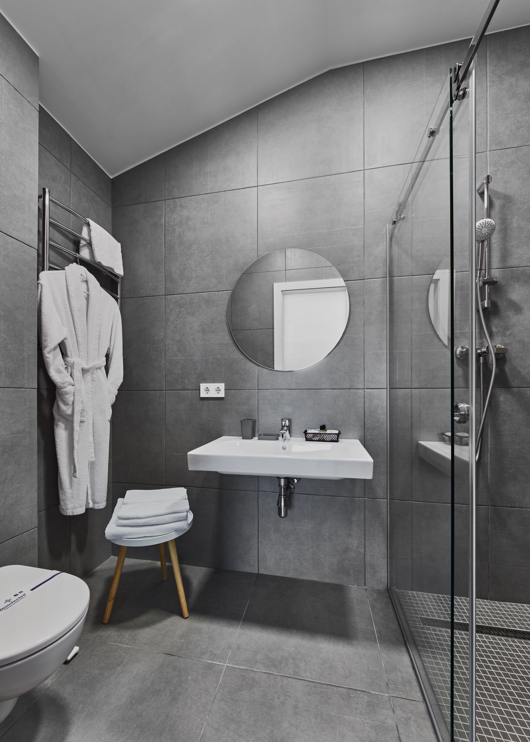 Un baño moderno con ducha, inodoro y lavamanos.