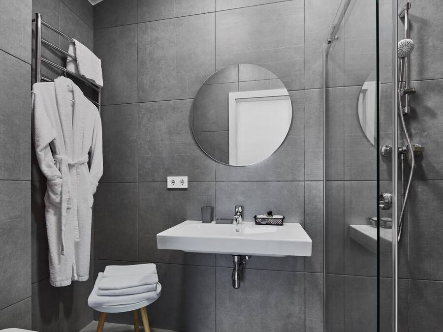 Un baño moderno con ducha, inodoro y lavamanos.
