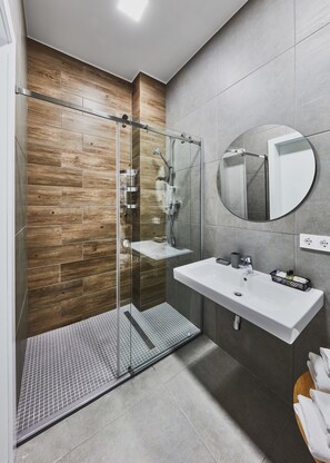 Habitación superior, vistas a la ciudad | Baño | Ducha, artículos de higiene personal gratuitos y secador de pelo