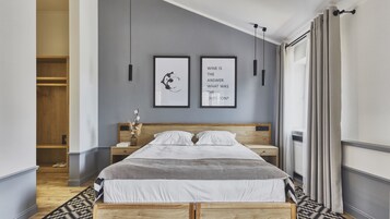 Ropa de cama de alta calidad y caja de seguridad en la habitación 