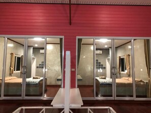 Shower, free toiletries, towels