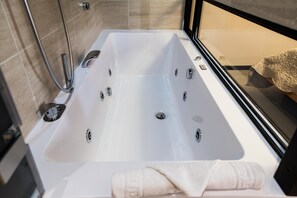 Superior-Zimmer, 1 King-Bett, Nichtraucher | Whirlwanne