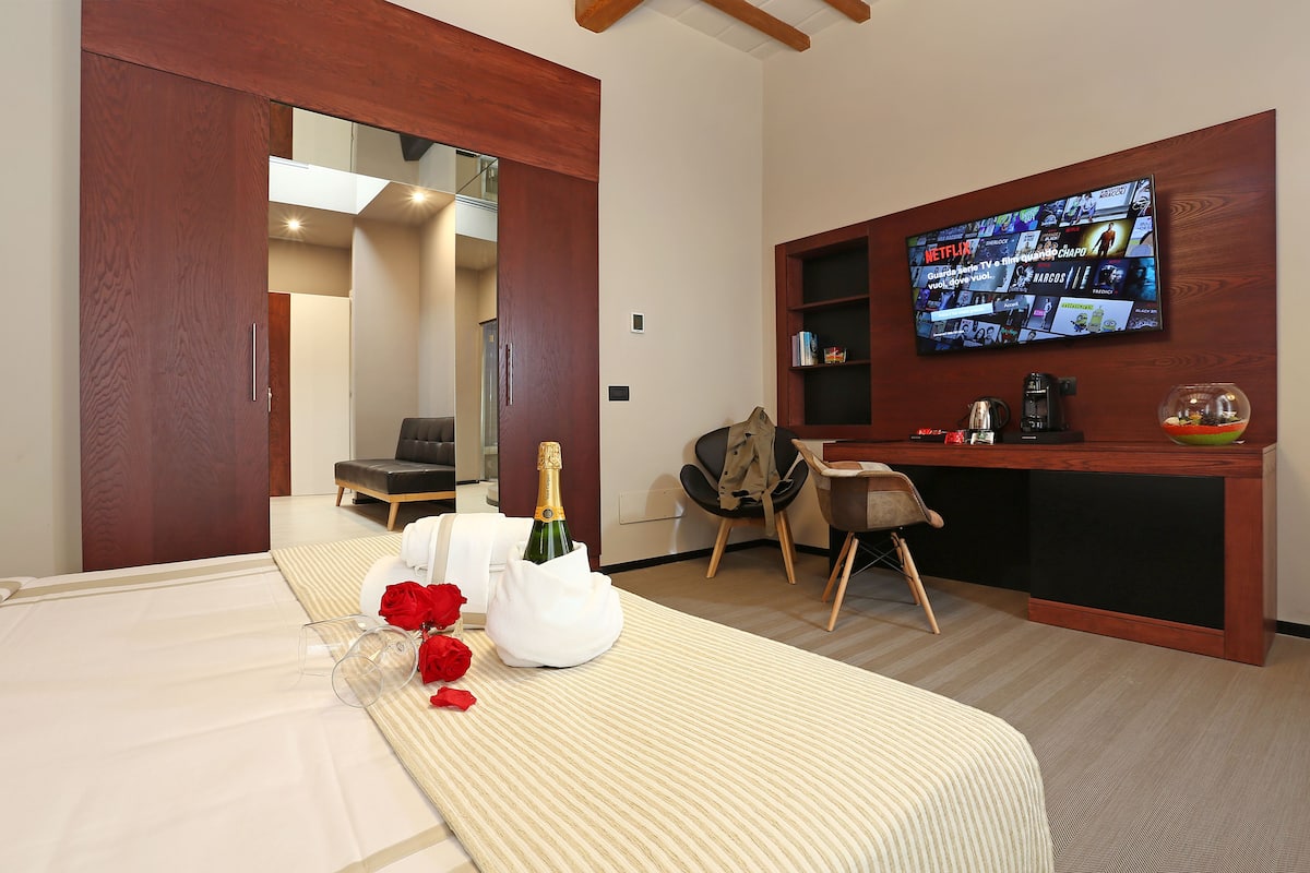 Superior Room, 1 King Bed, Jetted Tub