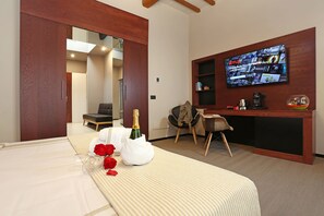 Chambre supérieure, 1 très grand lit, baignoire à jets | Minibar, coffre-fort, bureau, rideaux d’obscurcissement