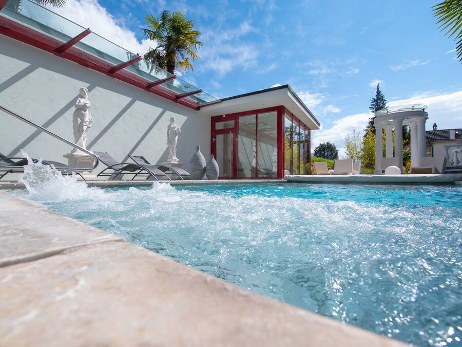 Utendørsbasseng og solsenger