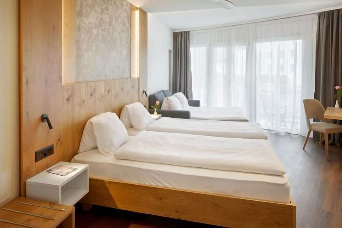 1 bedroom, premium bedding, free minibar, in-room safe