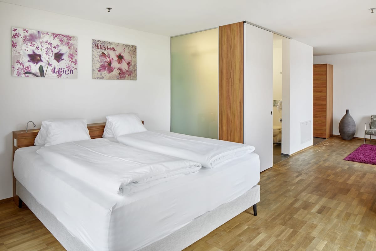 Junior Studio, 1 King Bed, Lake View