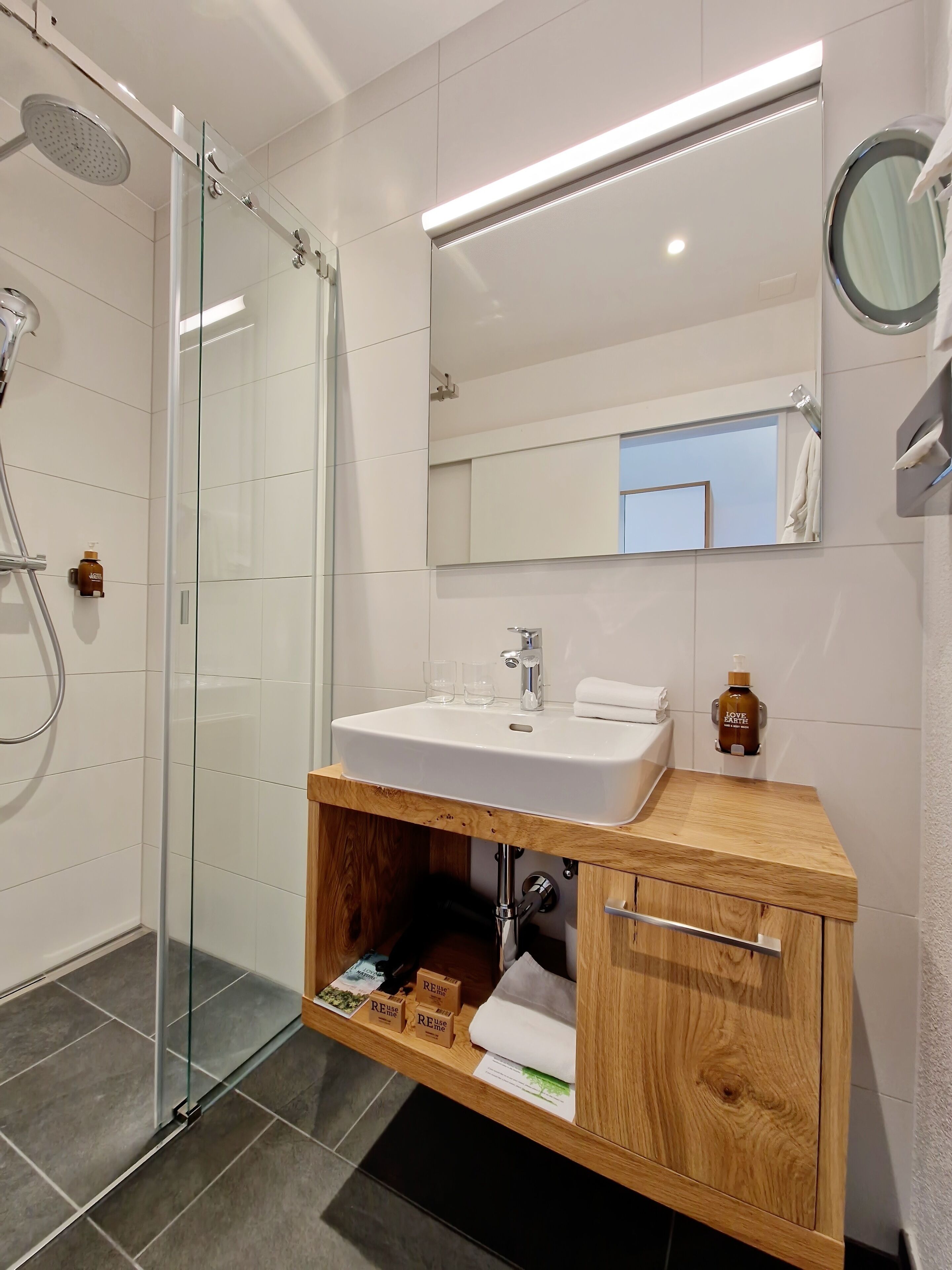 classic single room, mountain view | bathroom | shower, eco-friendly toiletries, hair dryer, bathrobes