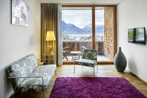 Televisión de pantalla plana, futbolito, libros