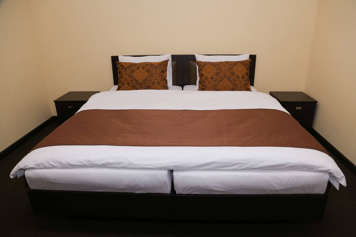 Deluxe Room, 1 King Bed, Non Smoking | In-room safe, blackout drapes, soundproofing