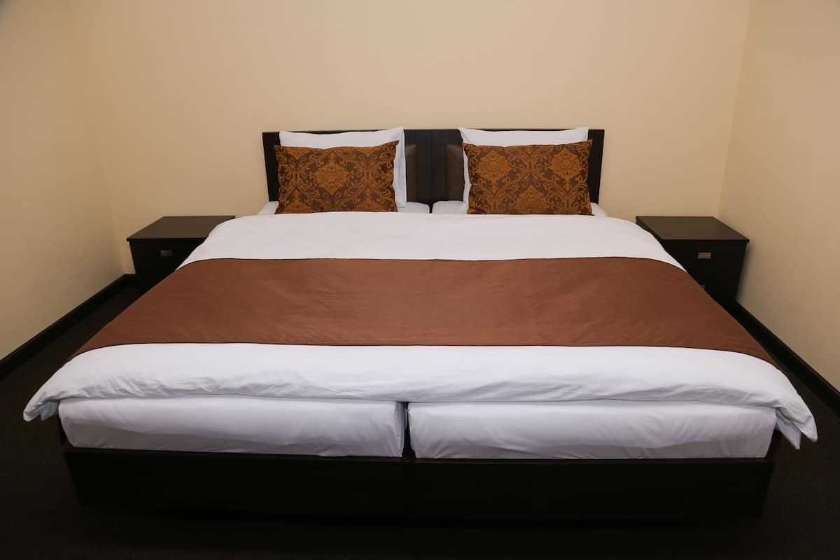 Deluxe Room, 1 King Bed, Non Smoking | In-room safe, blackout drapes, soundproofing, iron/ironing board