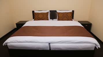Deluxe Room, 1 King Bed, Non Smoking | In-room safe, blackout drapes, soundproofing, iron/ironing board