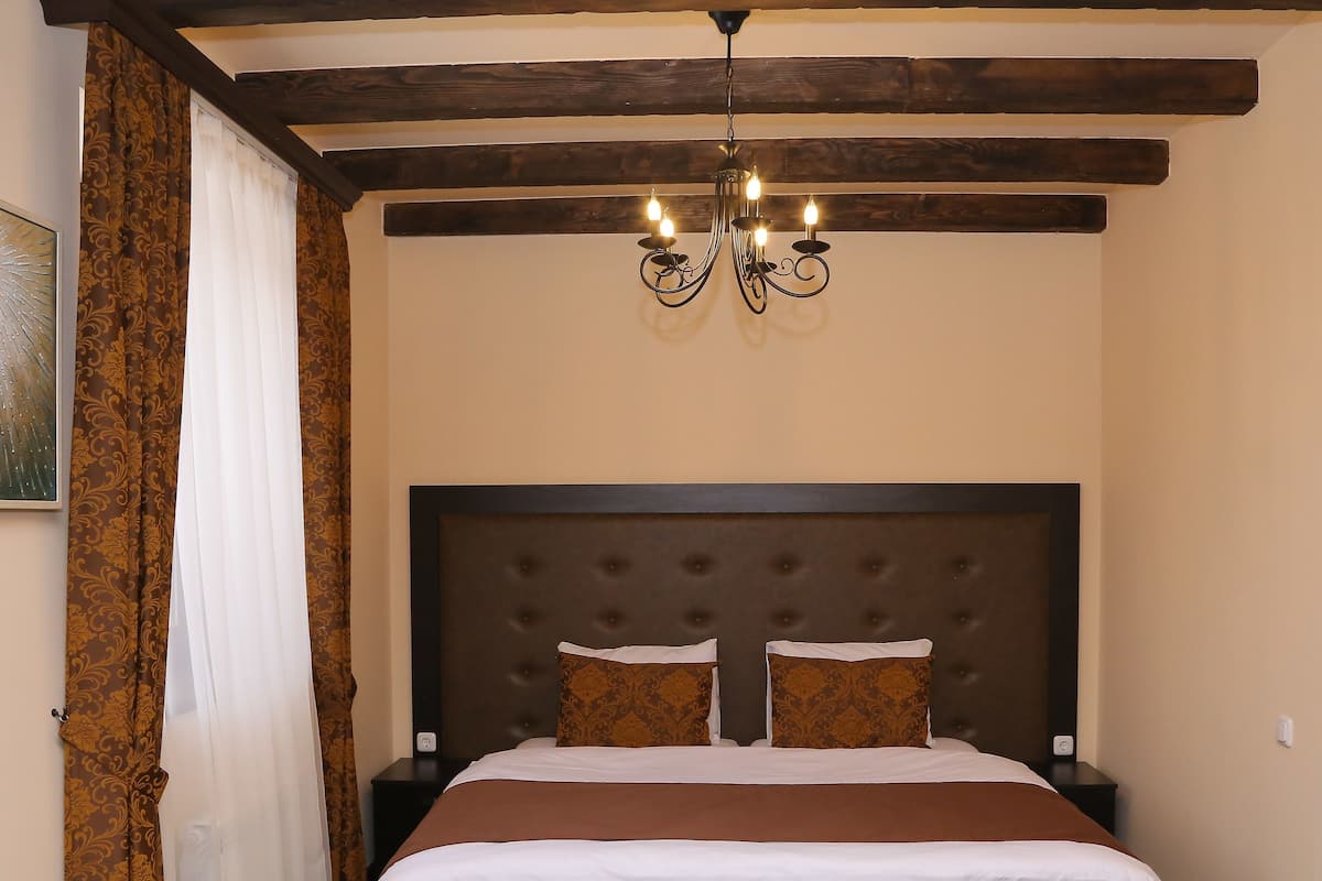 Standard Room, 1 Queen Bed, Non Smoking, Mountain View | In-room safe, blackout drapes, soundproofing, iron/ironing board