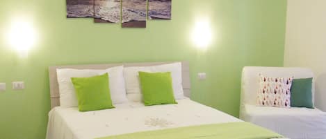 Chambre triple | Minibar, bureau, rideaux dâobscurcissement, lit de bĂ©bĂ© (gratuit)