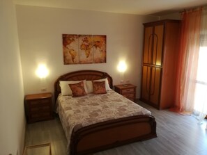 Chambre Quadruple (Private External Bathroom)