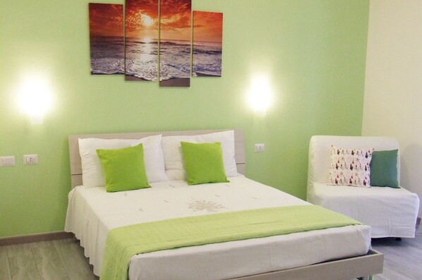 Minibar, bureau, rideaux occultants, lits bébé (gratuits)