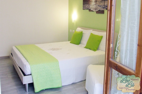 Quarto triplo | Frigobar, escrivaninha, cortinas blackout, berços grátis