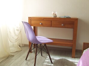Minibar, desk, blackout drapes, free cribs/infant beds - Leolù Guesthouse and breakfast (Alghero)