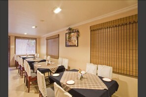 Petit déjeuner, déjeuner et dîner servis sur place