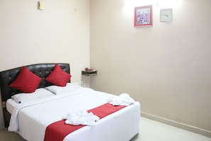 Desk, soundproofing, free WiFi - Hotel Akshaya (Visakhapatnam)