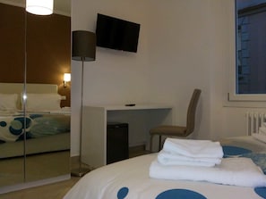 Frigobar, escrivaninha, Wi-Fi de cortesia, roupa de cama