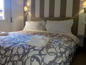 Minibar, escritorio, wifi gratis y ropa de cama