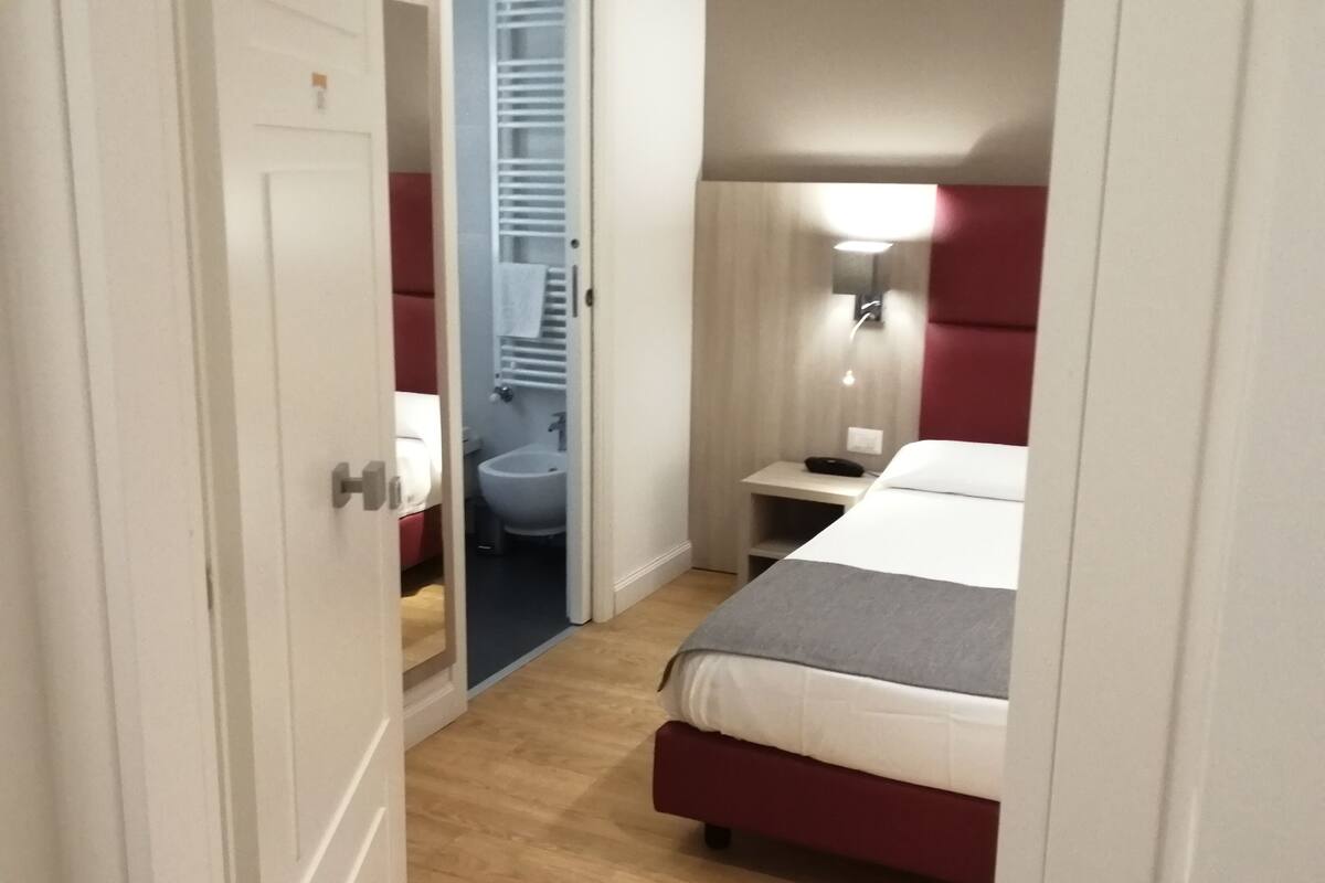 Standardrum - balkong | Minibar, värdeförvaringsskåp på rummet, skrivbord och ljudisolering