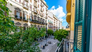 Un patio con edificios, árboles y un banco.