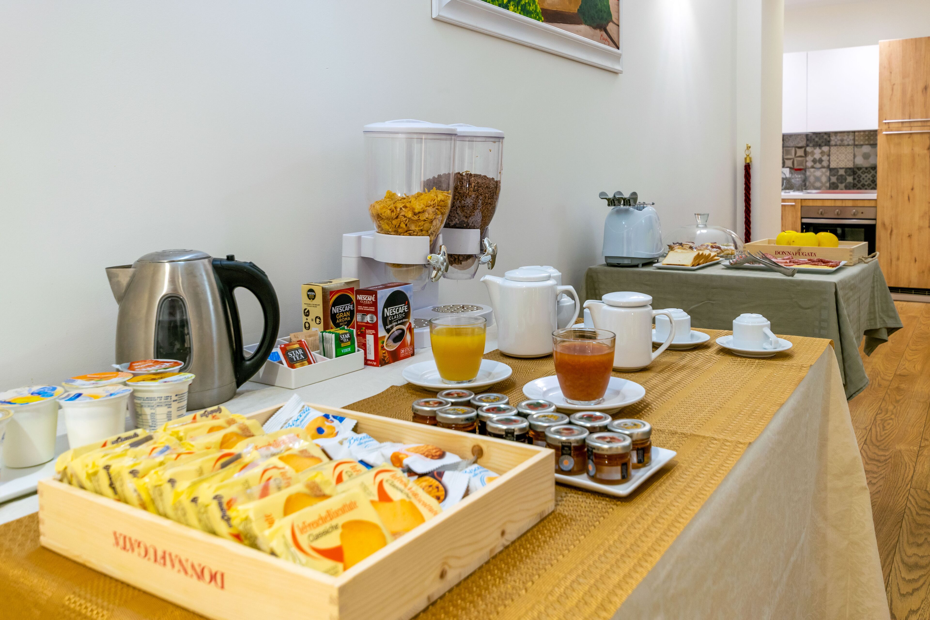 Un bufé de desayuno con diversas opciones de comida y bebidas.