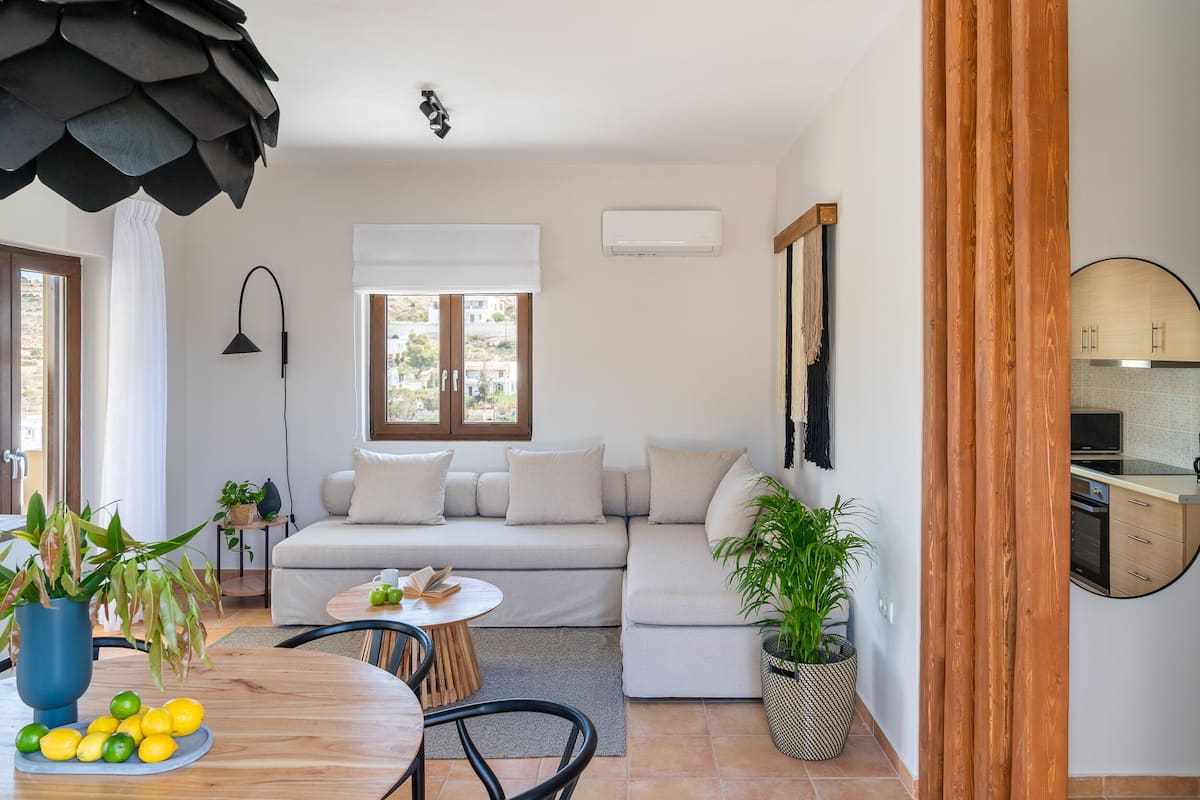 Two Bedroom Suite | Caja de seguridad en la habitación y decoración personalizada