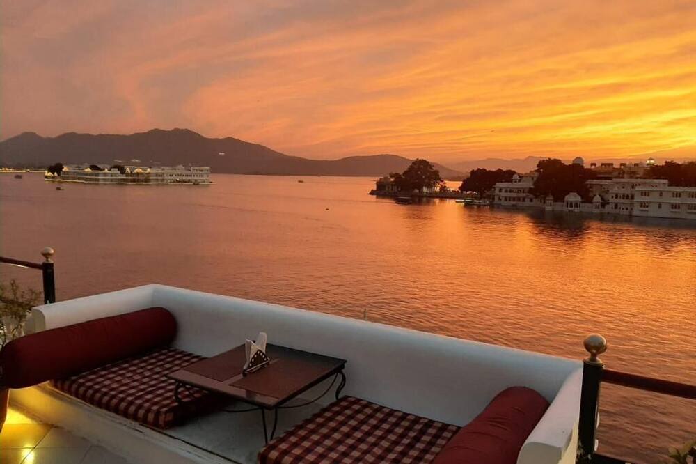 Hotal Devraj Niwas on Lake Pichola Udaipur